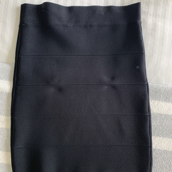 Beautiful BCBG bodycon skirt. Size small. - Picture 2 of 4